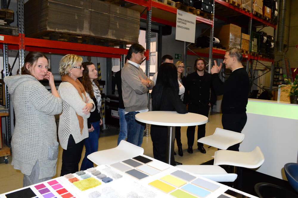 Mitarbeiter_des_schweizerischen_Messe_Bauunternehmens