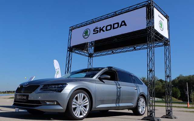 Truss_modularer_Messestand_Skoda